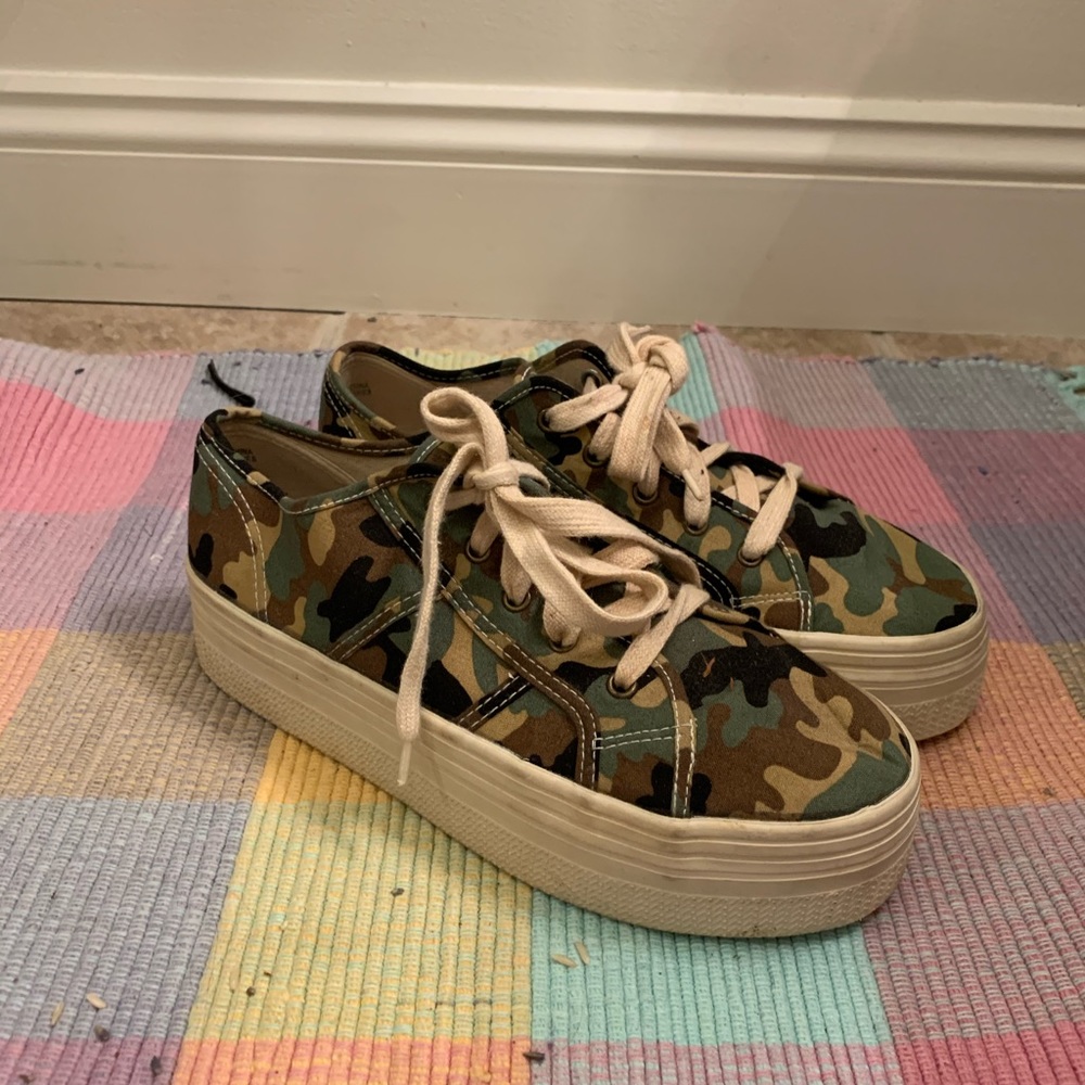 Vintage 90’s camo super platform sneakers